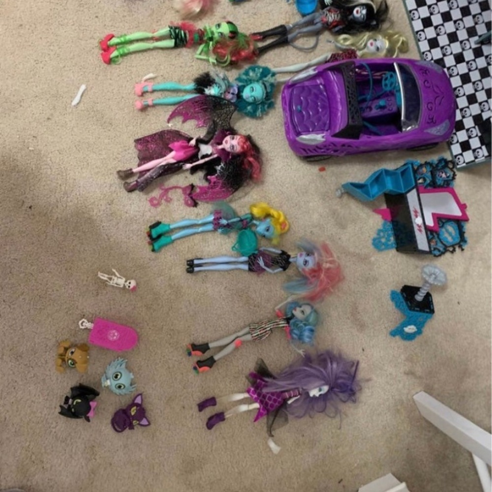 Monster high dolls and doll house my daughter is growing out of her toys.